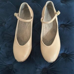 Capezio's Jr. Footlight shoe Size: 5.5 Caramel